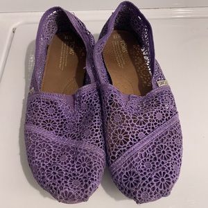 TWO pairs of Women’s TOMS